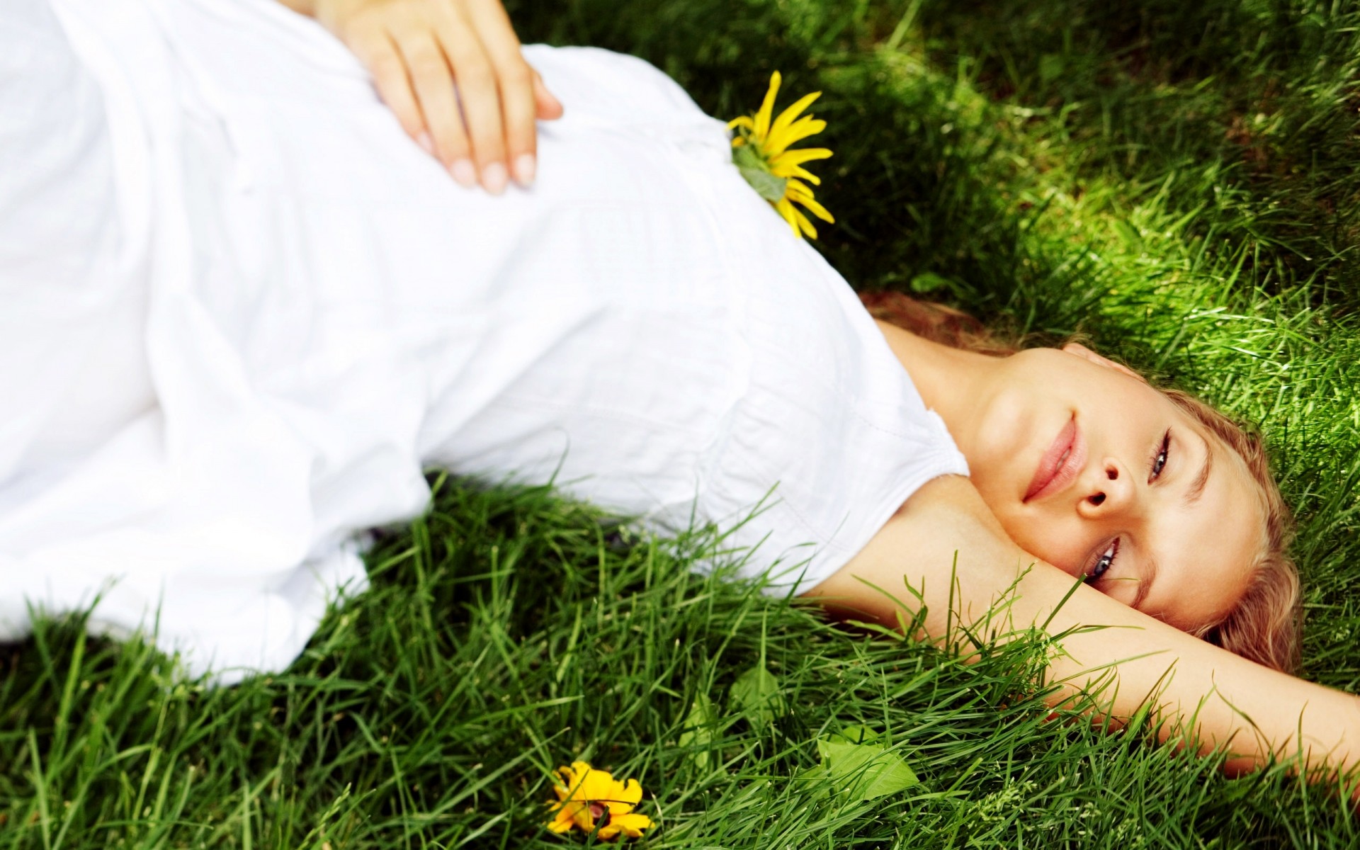 трава релаксація газон природа літо сінокіс відпочинок на відкритому повітрі жінка сон поле парк молодий решта красиві дівчина милі квітка щастя жінки