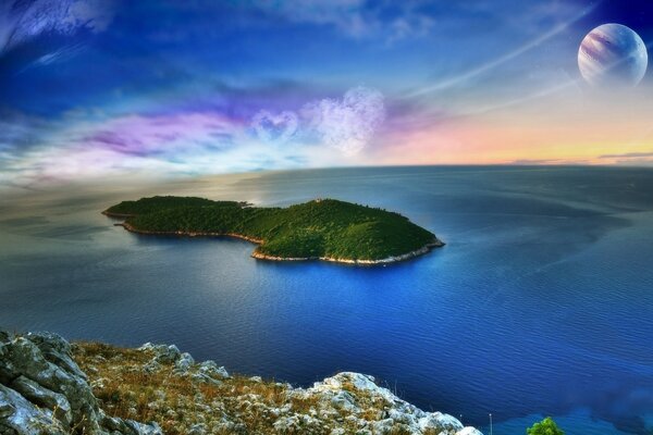 Зелені острів в морі на тлі місяця