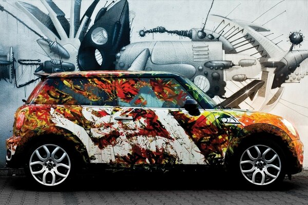 Mini автомобіль з малюнком на боці