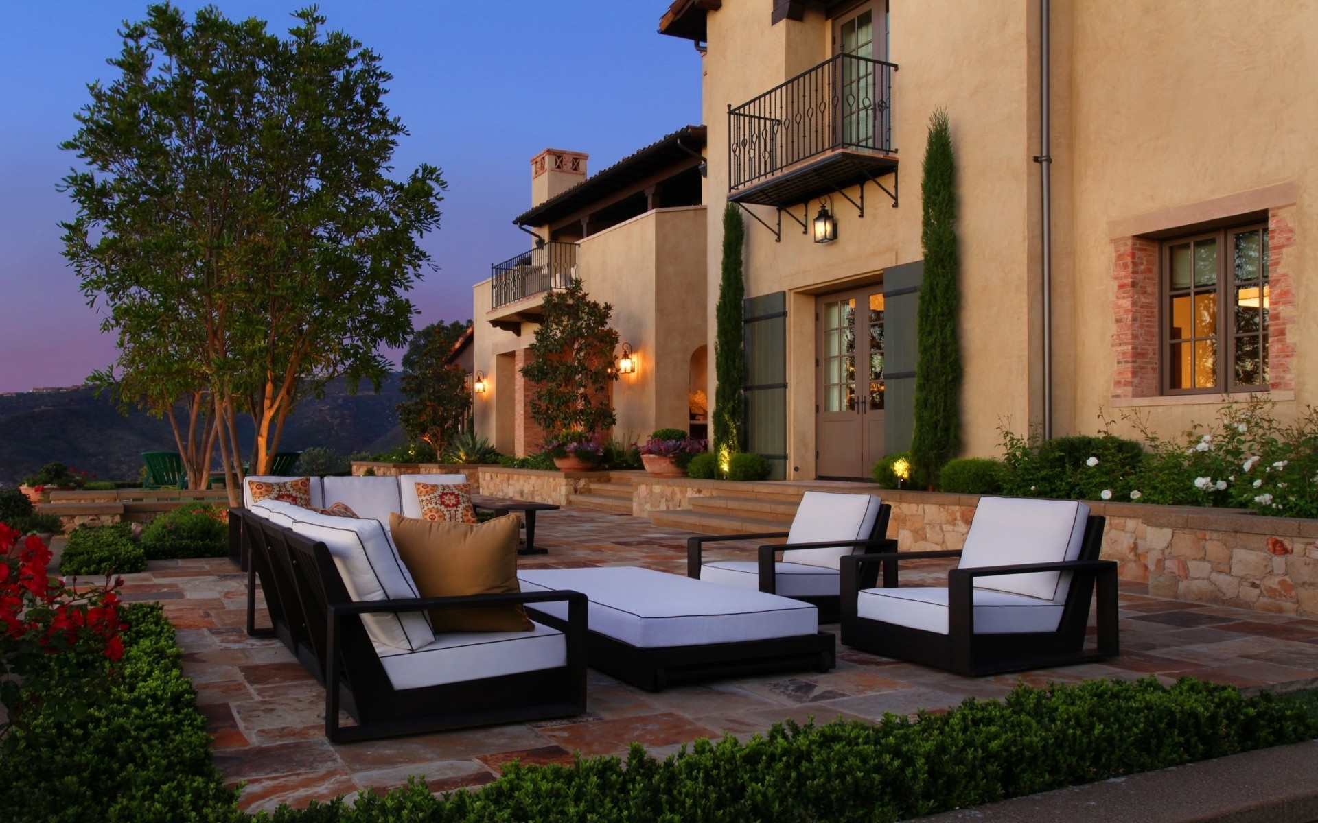 архітектура будинок будинки патіо будинок місце денне світло подорожі на відкритому повітрі готель дерево вулиця стілець місто балкон розкішні сім я сад ніч світла