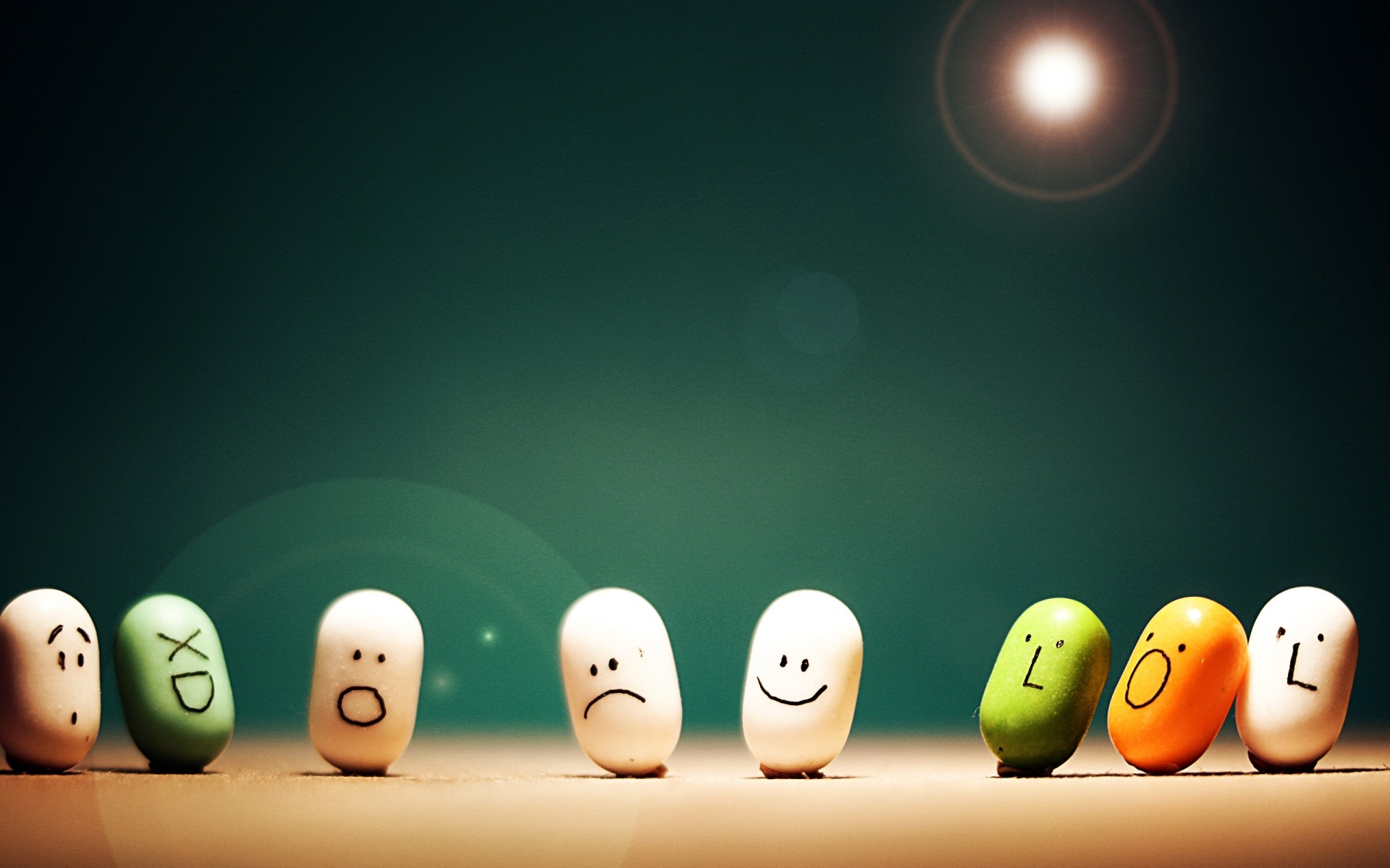 робочого столу щасливий сумно дивлячись сміється