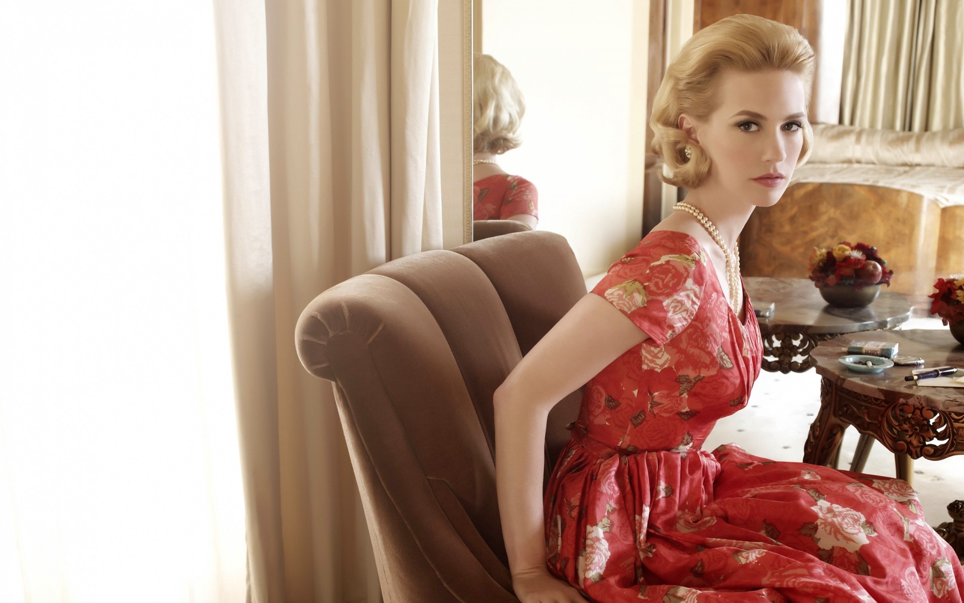 жінка номер в приміщенні дорослий меблі дівчина один мода диван сидіти красиві розкішні сім я