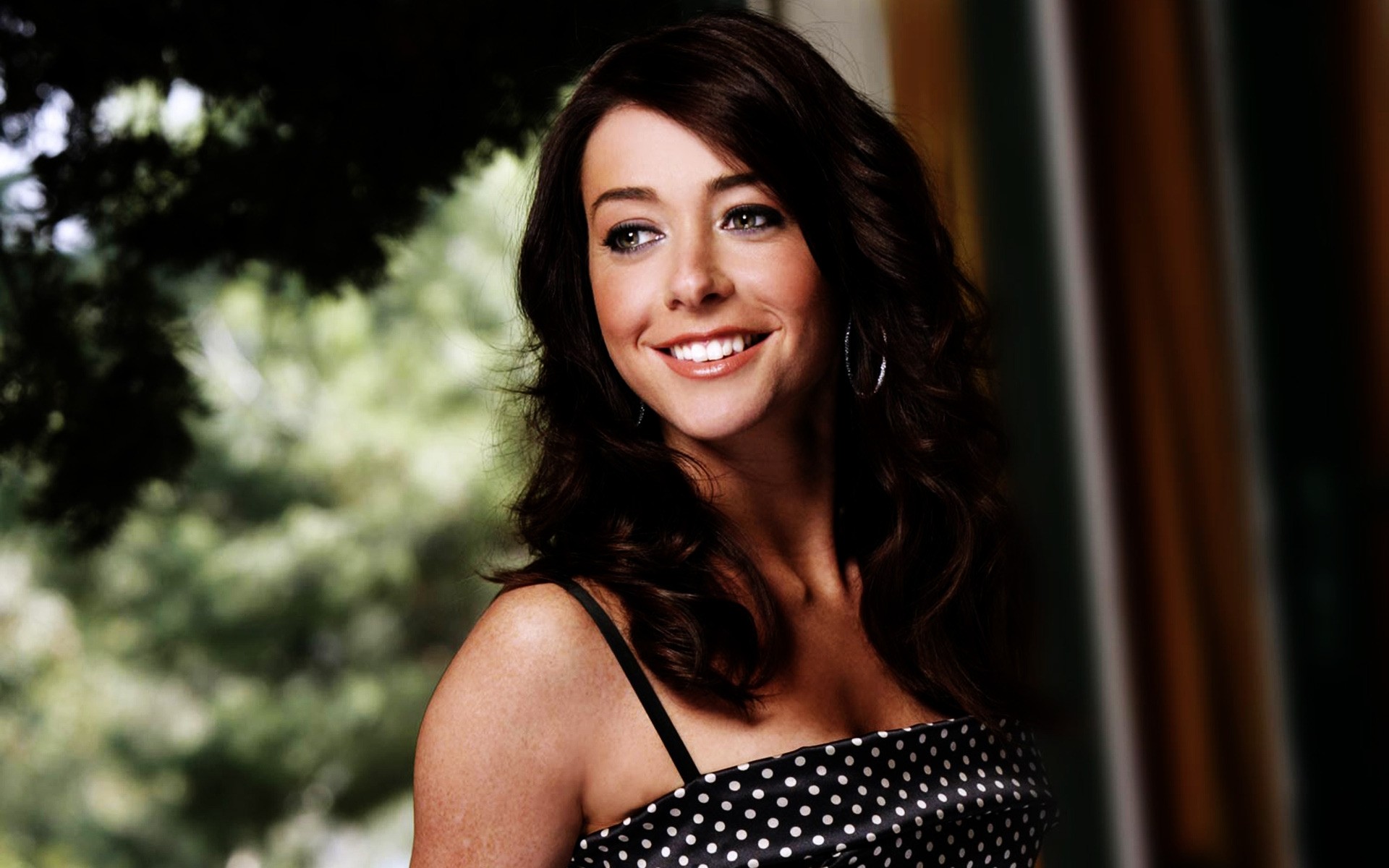 жінка мода портрет один гламур брюнетка сексуальний вираз обличчя досить дівчина знаменитості актриса посмішка елісон ханніган жінки