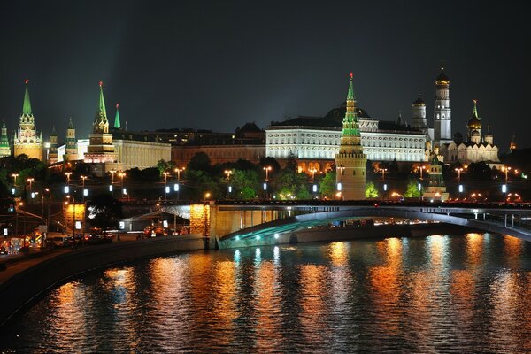 Вечір вид на Кремль Москва річка