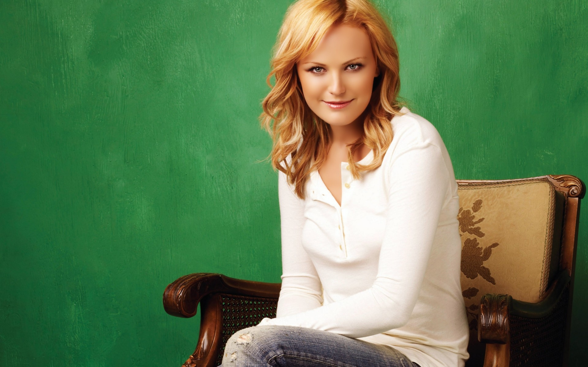 жінка один портрет дорослий носити в приміщенні сидіти дівчина актриса фото картинка фото