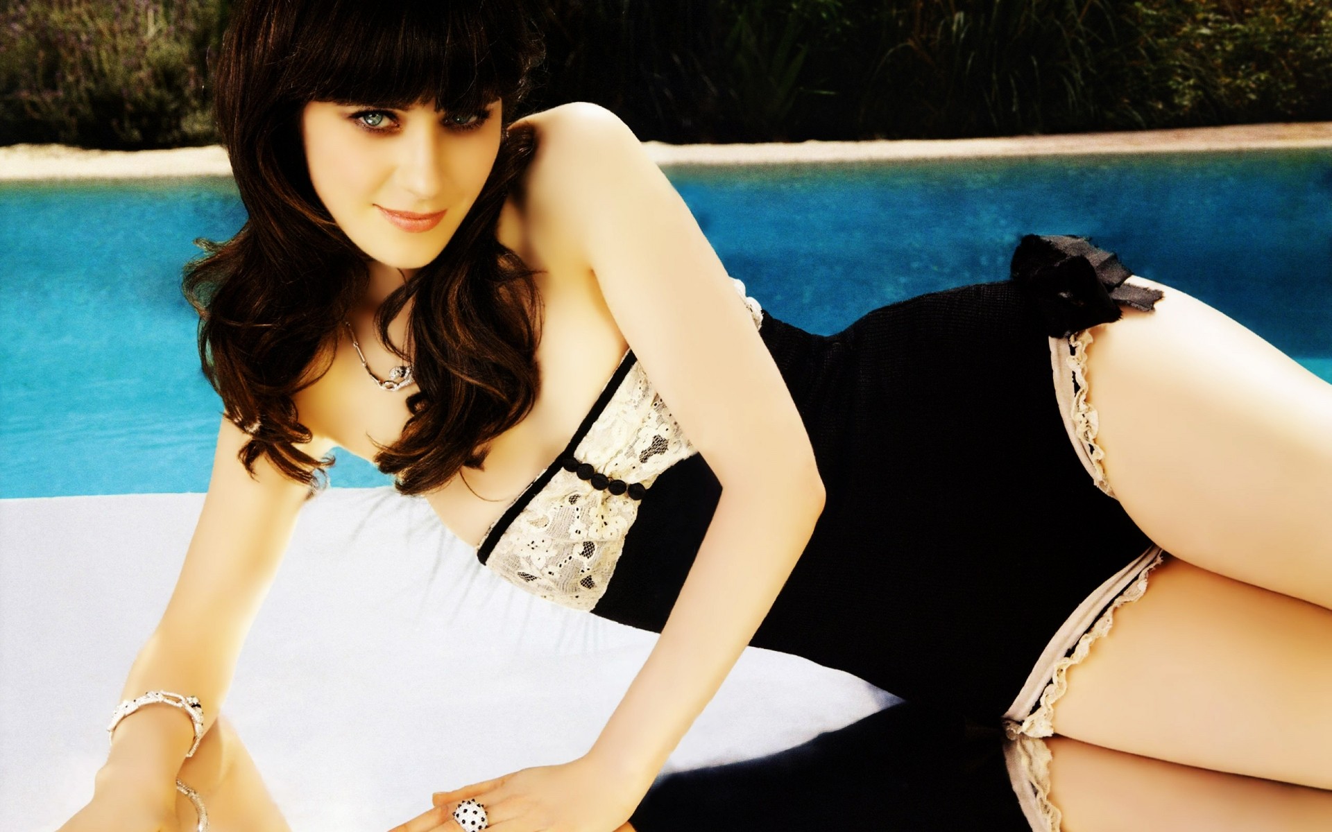 жінка відпочинок мода літо портрет дівчина бікіні води релаксація сексуальний басейн відпочинок чудовий