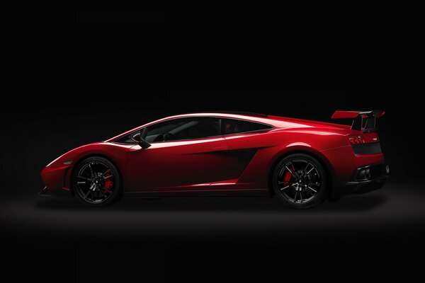 Автомобіль. Чорнушка на дисках і сполерах
