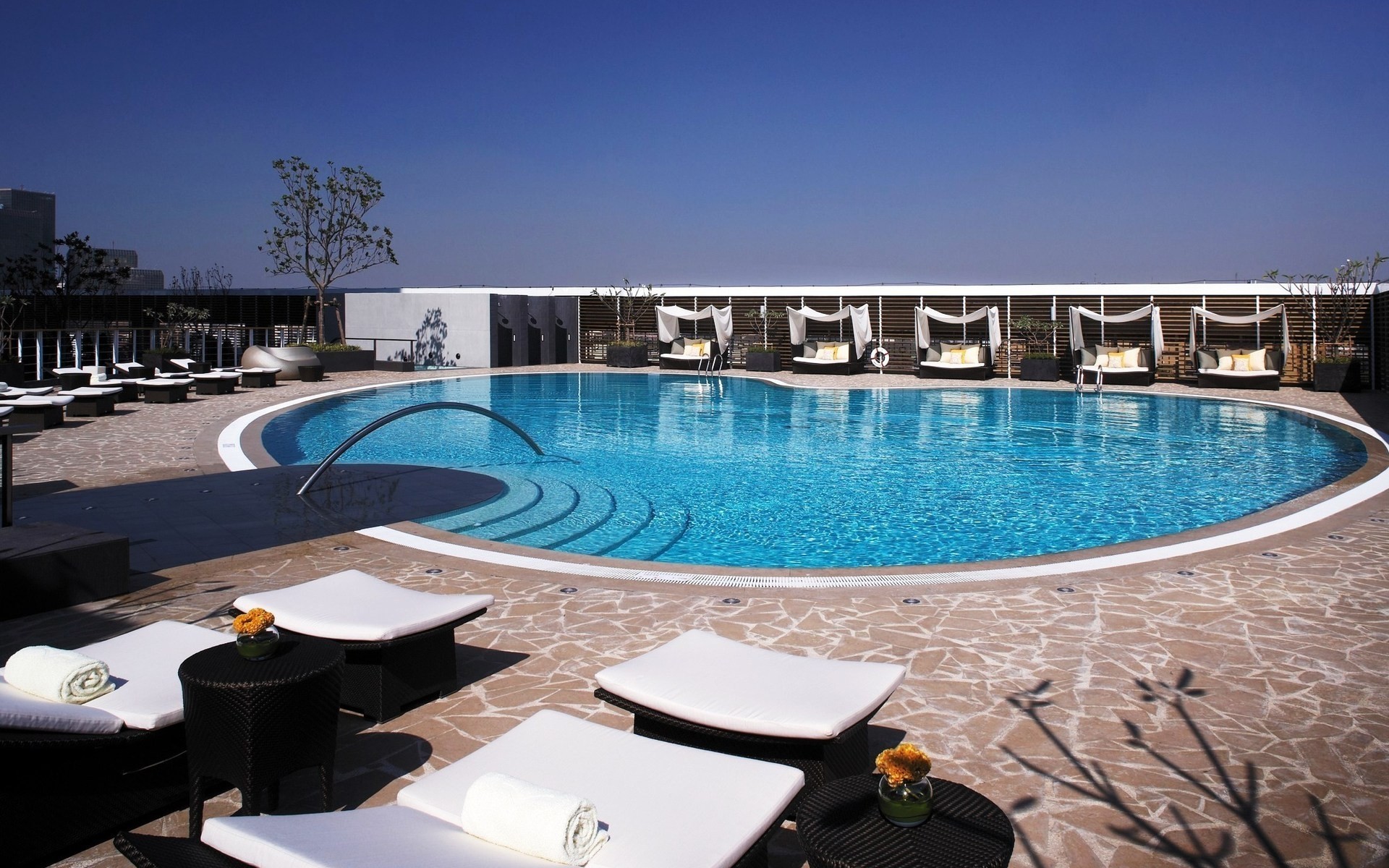 плавальний басейн води плавання розкішні подорожі басейн готель відпочинок стілець біля басейну відпочинок відпустку курорт сучасні на відкритому повітрі небо літо релаксація дизайн фон