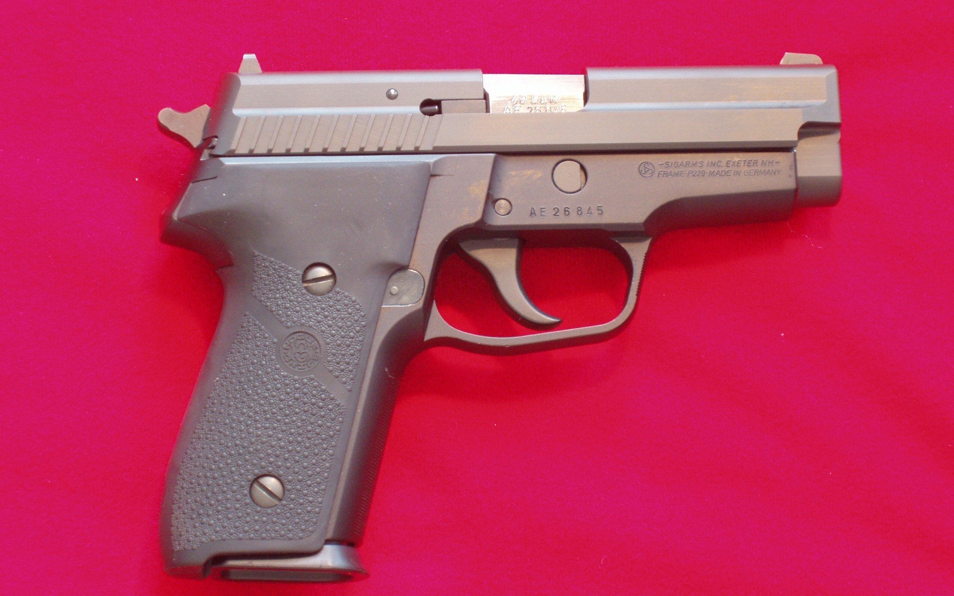 пістолет зброя пістолет злочин боєприпаси силу безпеки тригер небезпека куля датчик наган поліція безпека захист армія сталь оборони рожевий фон