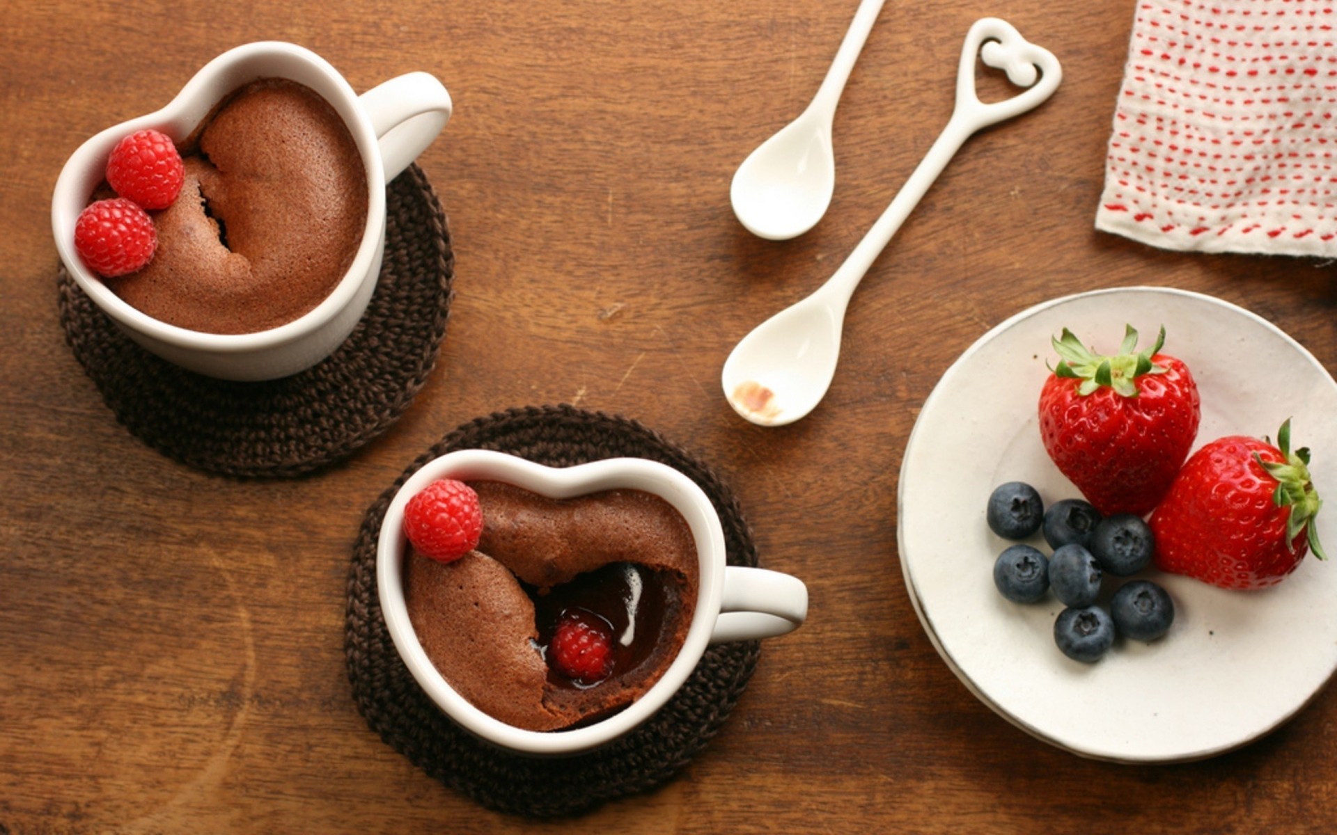 фрукти солодкий їжа ягідка полуничний ложка чаша сніданок крем смачні молочними продуктами рости світанок кубок молоко крупним планом малина цукор натюрморт суниця малина ожина шоколад