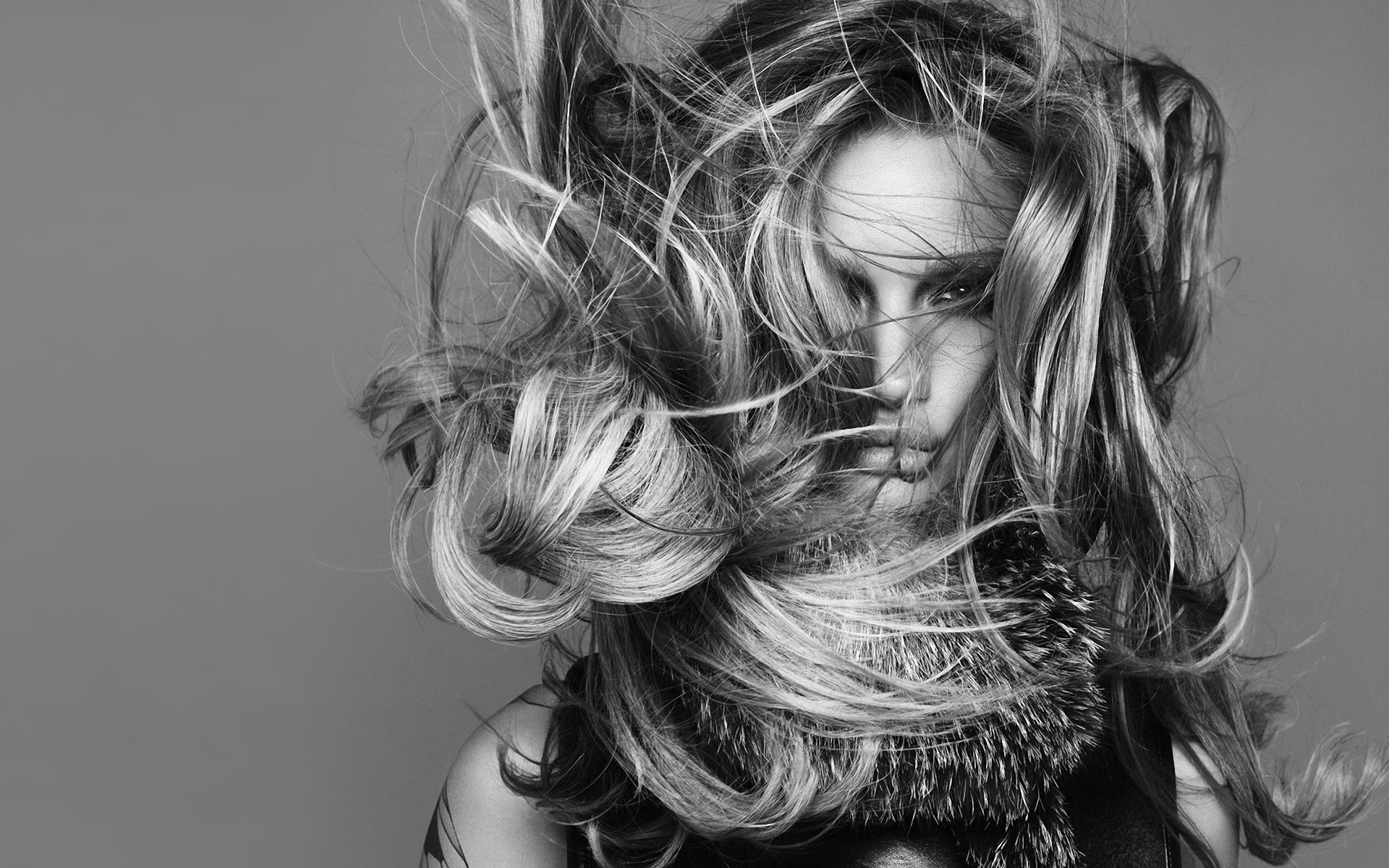 портрет монохромний дівчина модель мода волосся жінка красиві дорослий зачіска вітер гламур сексуальний особа один студія стиль