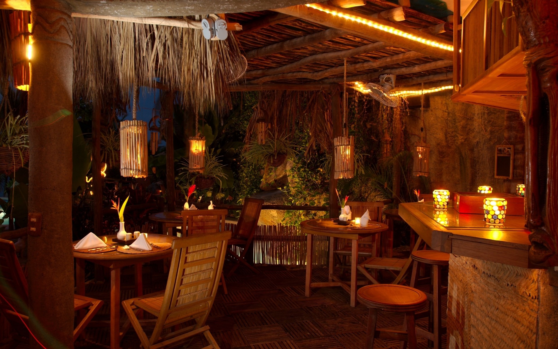 таблиця меблі дизайн інтер єру стілець в приміщенні номер готель будинки місце лампа їдальня розкішні будинок посуд ресторан люстра всередині кафе місце