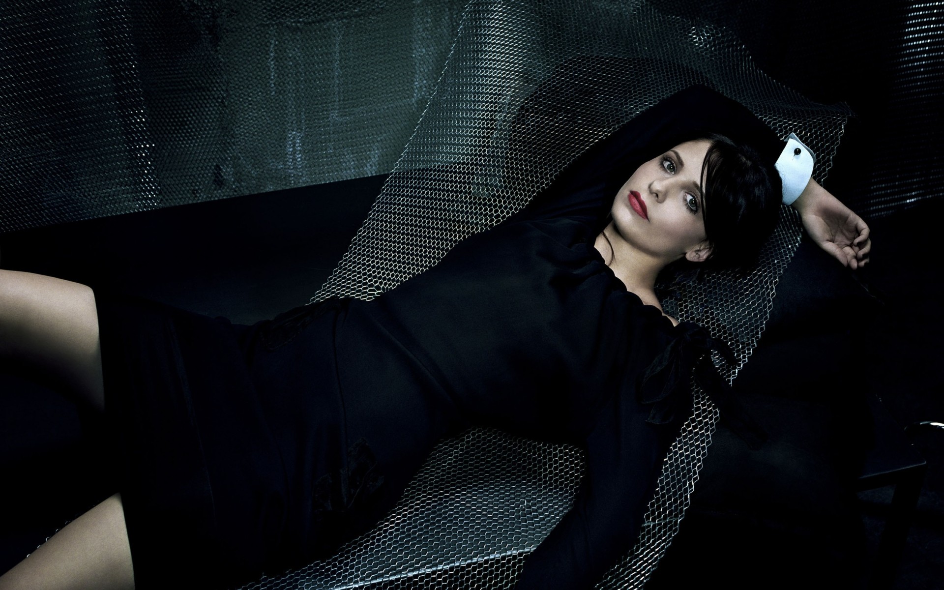 мода модель портрет сексуальний жінка гламур дівчина темний елегантний чорне плаття диван номер фон