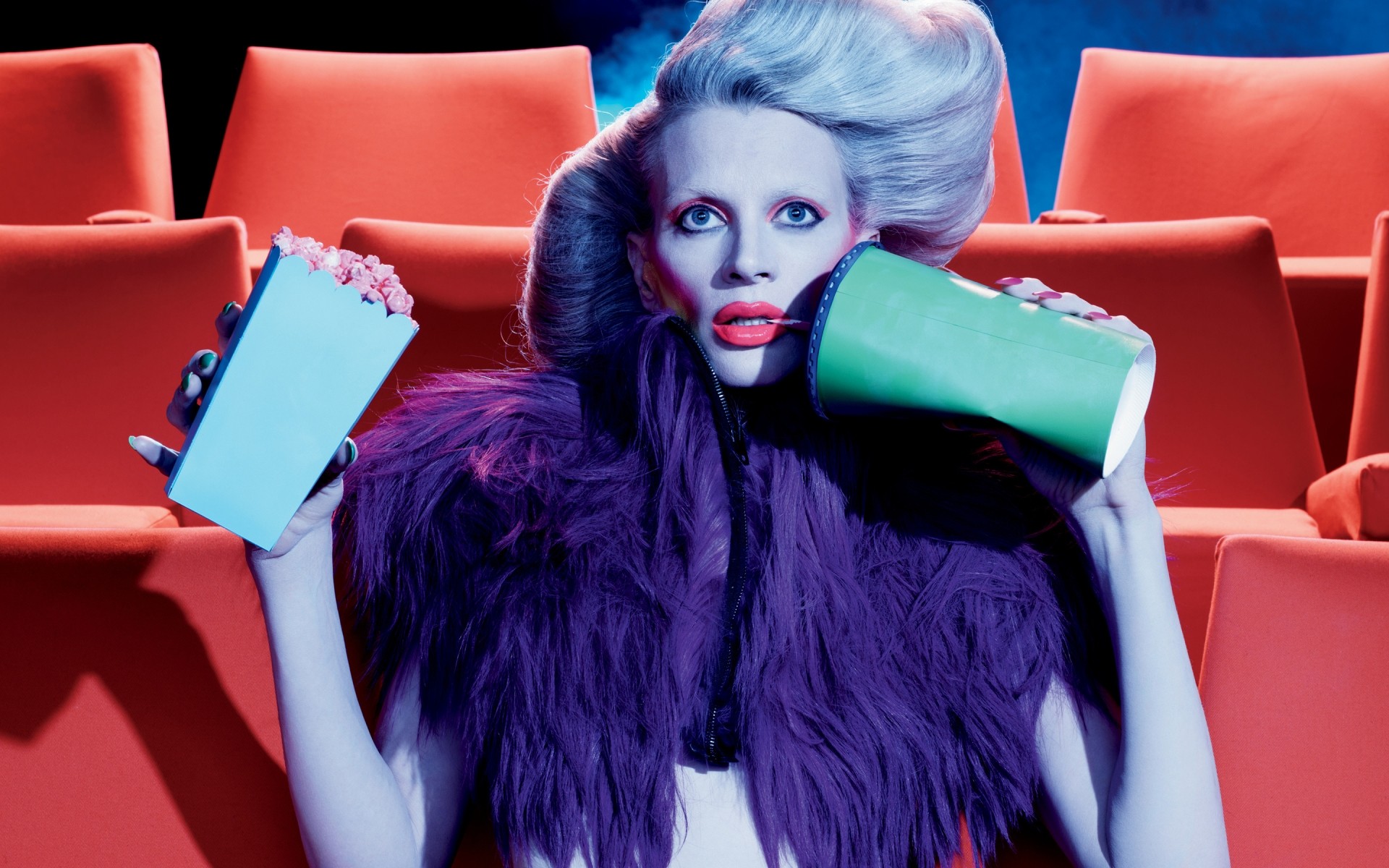 жінка в приміщенні сидіти задоволення один місце мода знаменитості смішно модель крістен макменамі