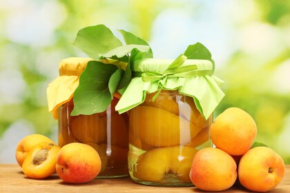 Банки з абрикосами і фрукти. Їжа