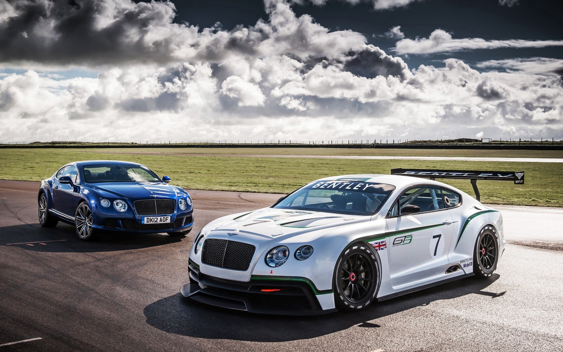 bentley автомобіль чорнушка асфальт поспішайте автомобіль тротуар полудень швидко гонки транспортна система колеса дія автомобільна диск купе дорога бентлі континентальний gt3