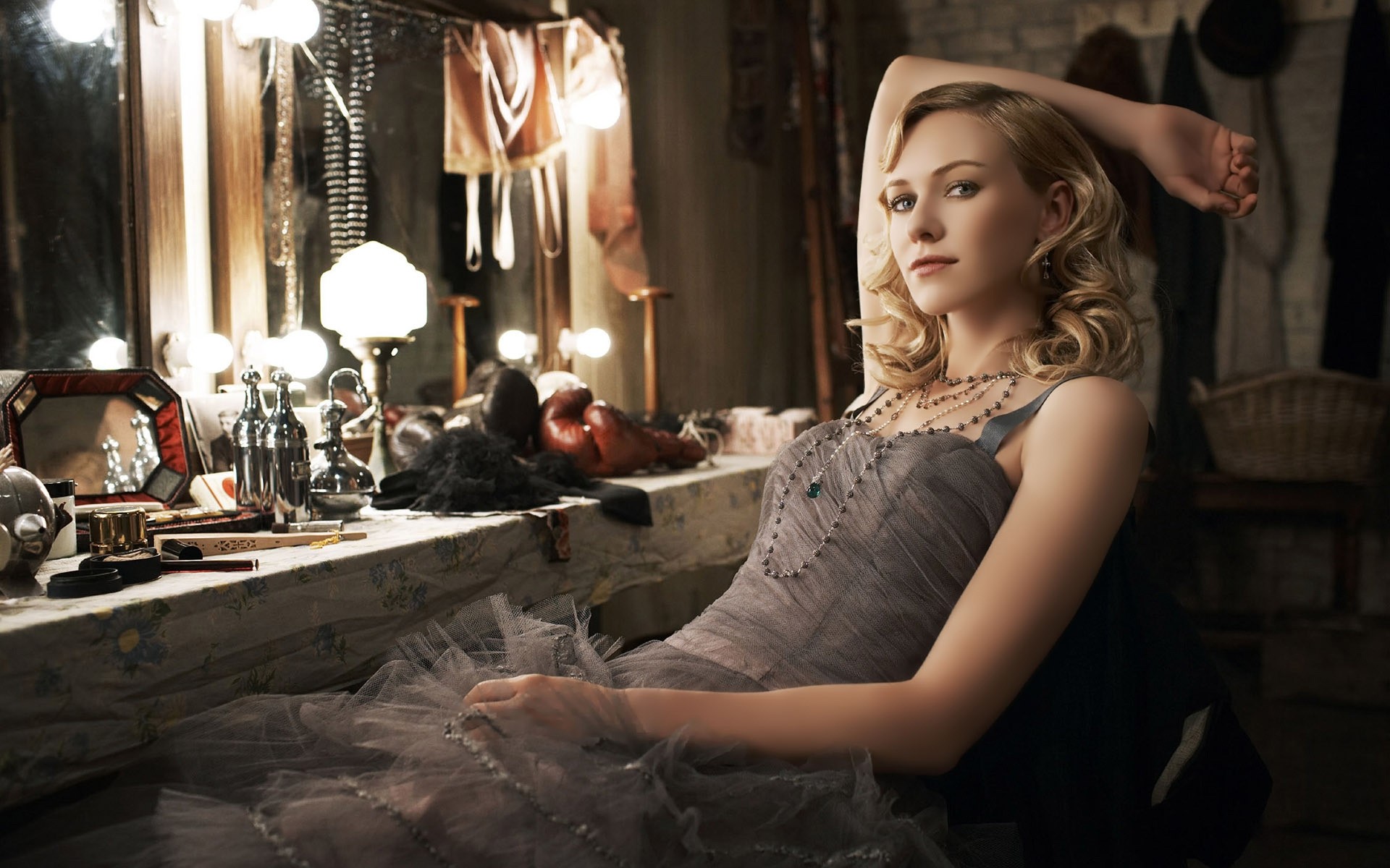 жінка мода дорослий гламур портрет один в приміщенні модель номер плаття