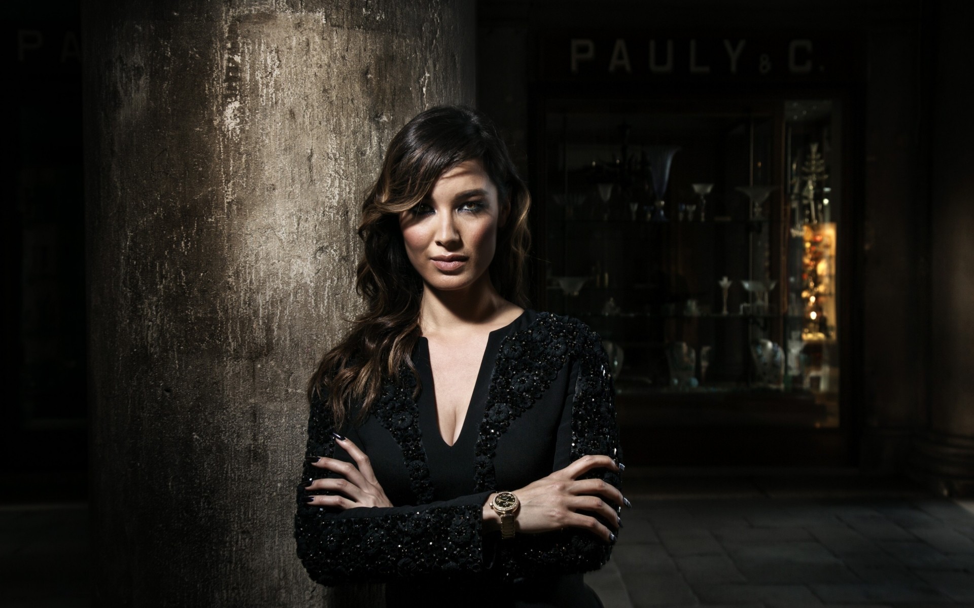 жінка портрет мода один носити дорослий модель в приміщенні темний дівчина актриса береніс marlohe знаменитості знаменитості