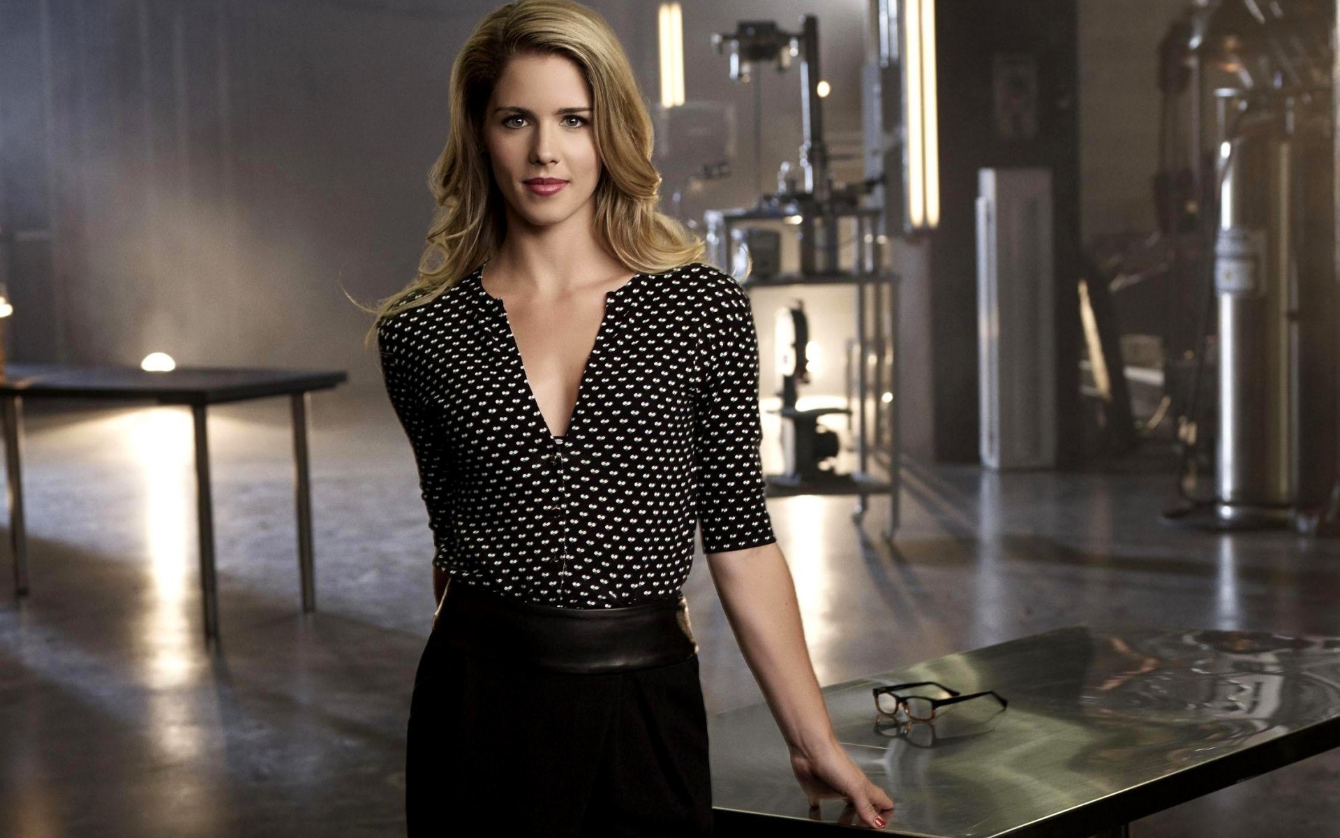 дорослий жінка портрет в приміщенні мода один бізнес модель носити номер модні блондинка дитинко емілі бетт знаменитості знаменитості