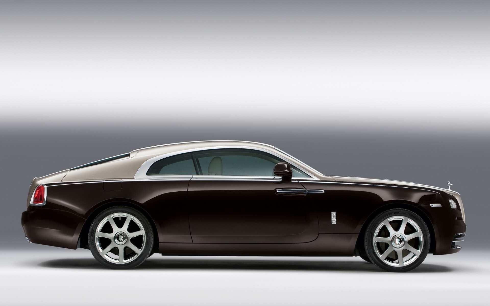 rolls royce автомобіль автомобіль автомобільна колеса купе чорнушка швидко полудень тротуар поспішайте асфальт транспортна система седан капот диск роллс-ройс рейф м язи автомобілів розкішні автомобілі лімузин