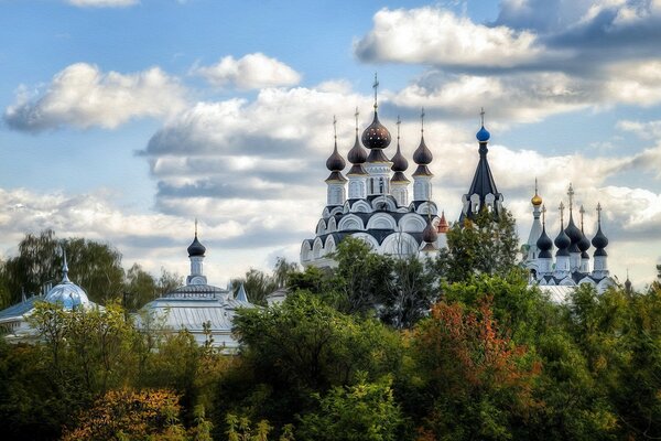 Церковні куполи на тлі хмар