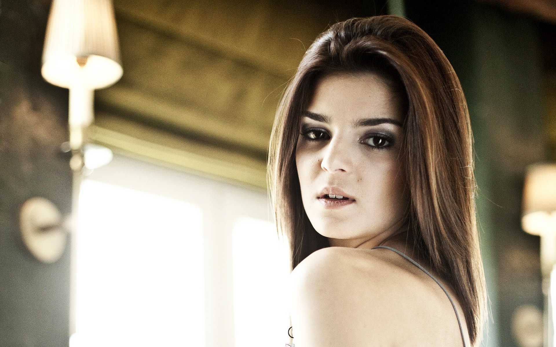 жінка дівчина портрет в приміщенні дорослий мода кларо лаго