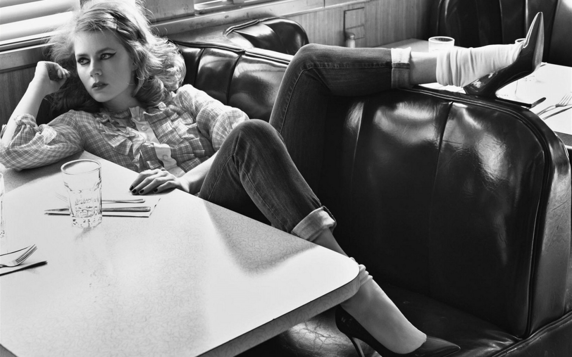 місце дорослий меблі жінка стілець сидіти вираз обличчя один портрет в приміщенні сидить номер людина автомобіль актриса знаменитості голлівудські актриси чудовий красиві