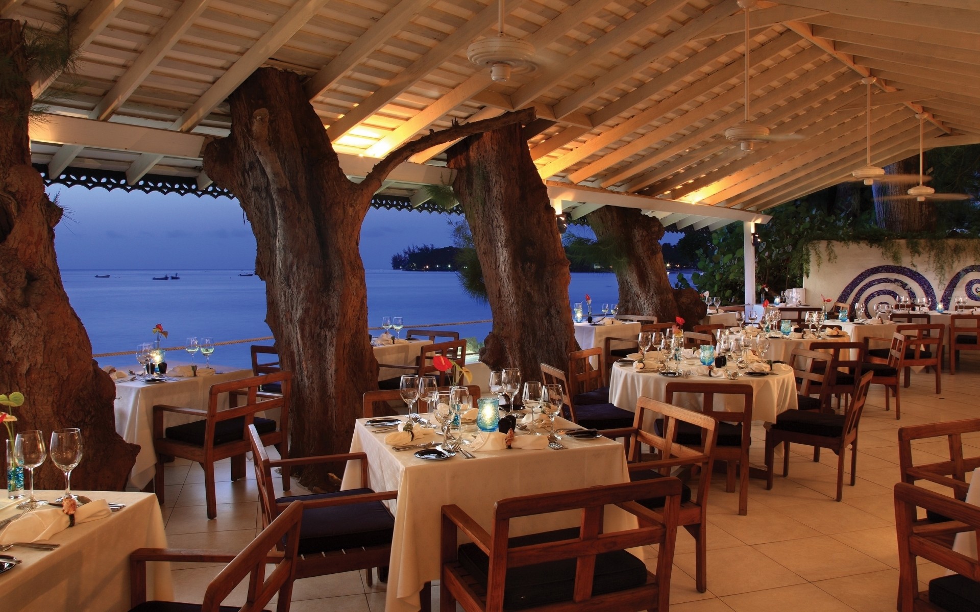 таблиця стілець ресторан меблі місце готель посуд подорожі кафе місце відпустка номер патіо кафе розкішні туризм денне світло бар курорт їжа море вид