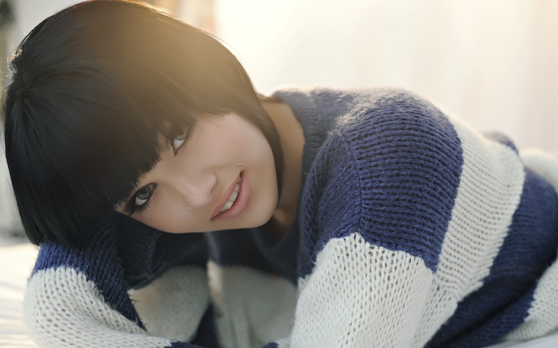 зима светр носити жінка дитина дівчина холодна портрет один відпочинок в приміщенні мода сім я тепло вираз обличчя дорослий шарф релаксація модель дитинко посмішка гламур