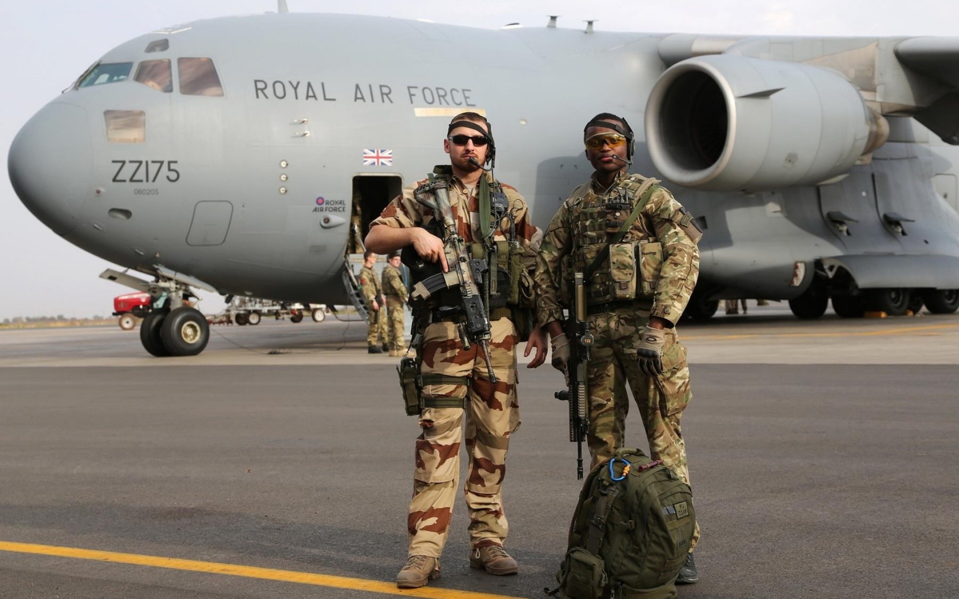 військові літак аеропорт літак автомобіль транспортна система впс армія війни військово-морський флот зброя літати камуфляж два повітря битва асфальт боєць