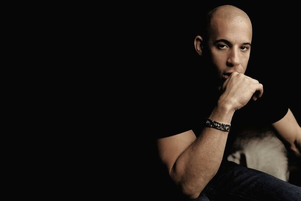 Vin diesel Він дизель актор сидить темний фон чоловік