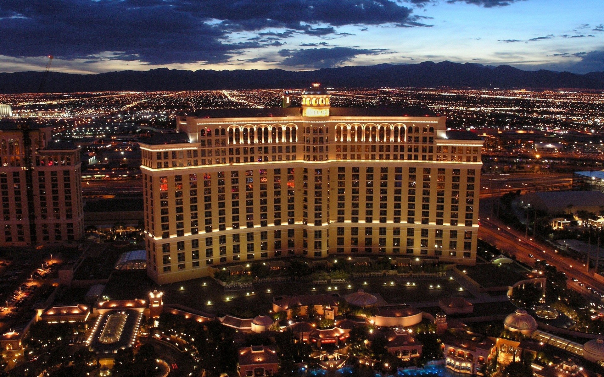 місто подорожі архітектура будинок ввечері скайлайн сутінки місто міський готель світло казино хмарочос на відкритому повітрі підсвічуванням захід небо розкішні вегас гроші фонтан