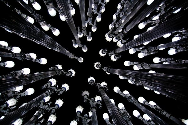 Багато ліхтарів зняті знизу на чорному тлі