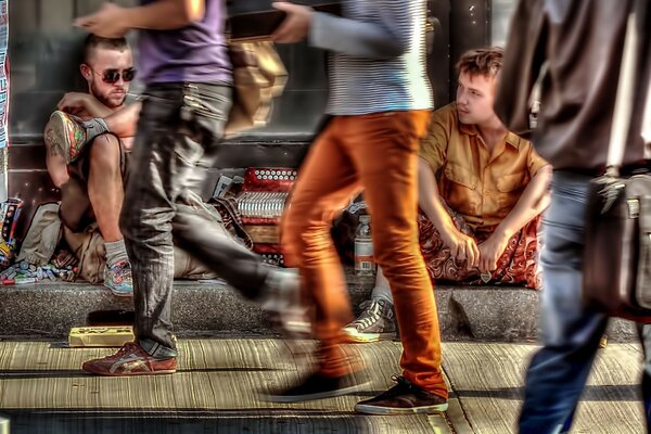 Кілька людей на вулиці відпочити зібралися