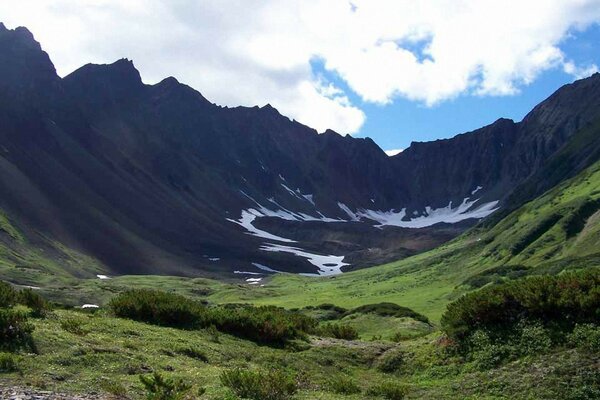 Красиві гори і зелена галявина