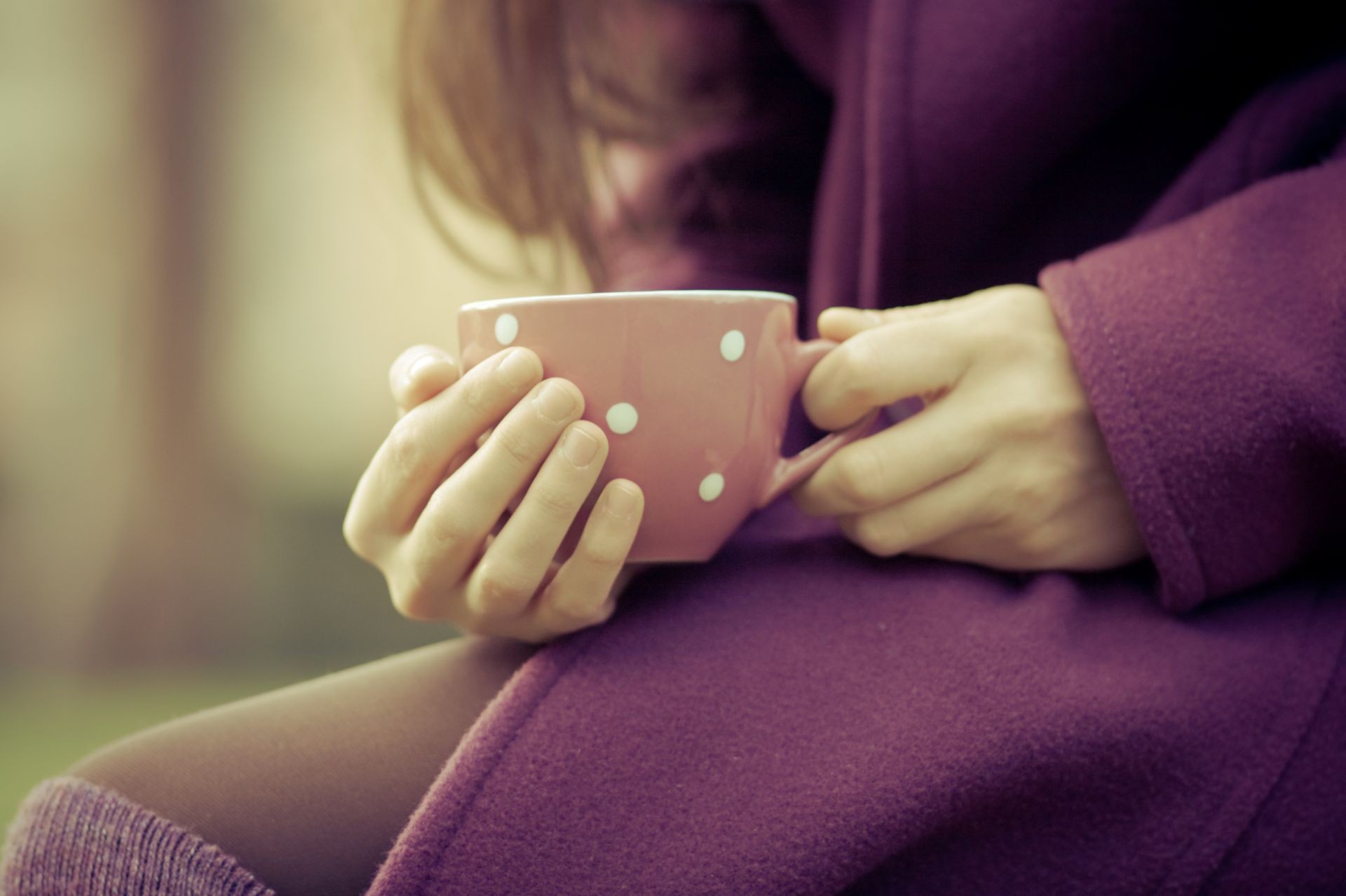 жінка дівчина релаксація в приміщенні відпочинок дорослий руки один сім я номер по вагітності та пологах медицина