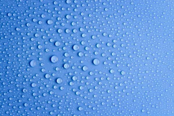 Краплі води на блакитному тлі
