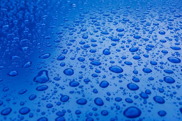 Великі краплі води на поверхні