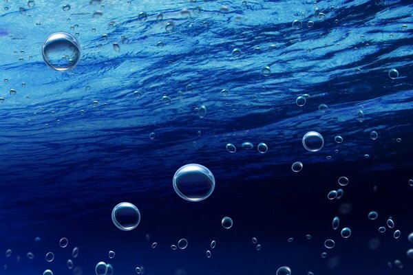 Краплі чистої води в морі