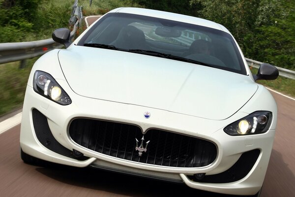 Білий спортивний автомобіль maserati мчить подруги