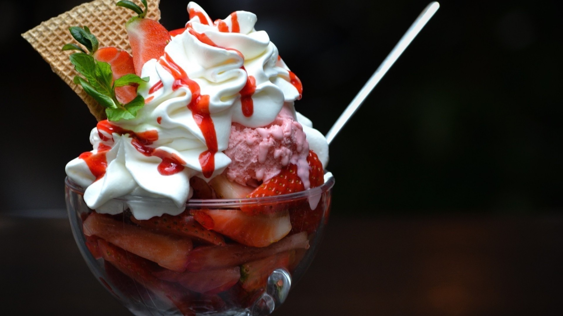 крем солодкий шоколад ваніль смачні фрукти їжа полуничний лід вершковий освіження цукор молочними продуктами ягідка збиті вершки совок холодна заморожені м ятний