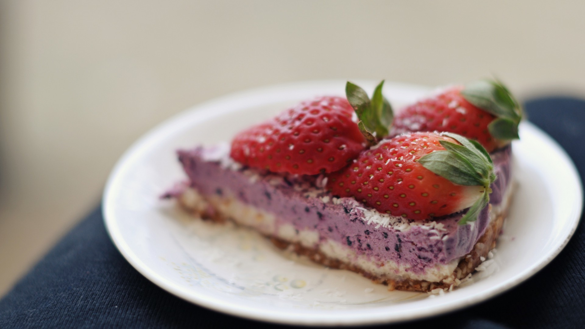 їжа смачні сніданок полуничний солодкий фрукти шоколад ягідка крем плити торт освіження