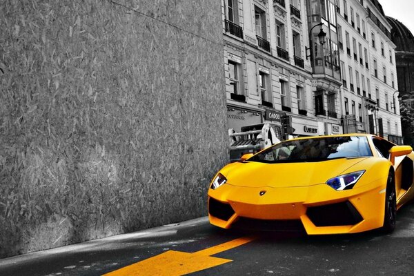 Жовте спортивне авто на міській вулиці