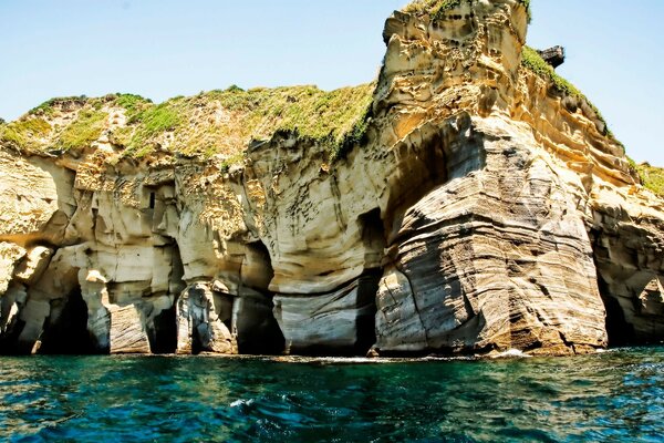 Скелі зелене море природа