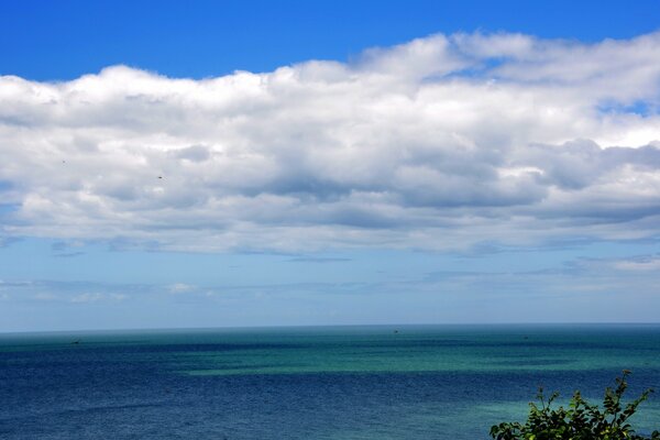 Блакитне небо білосніжні хмари і синє море