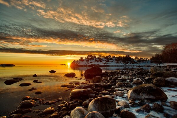 Холодний Світанок на зимовому озері