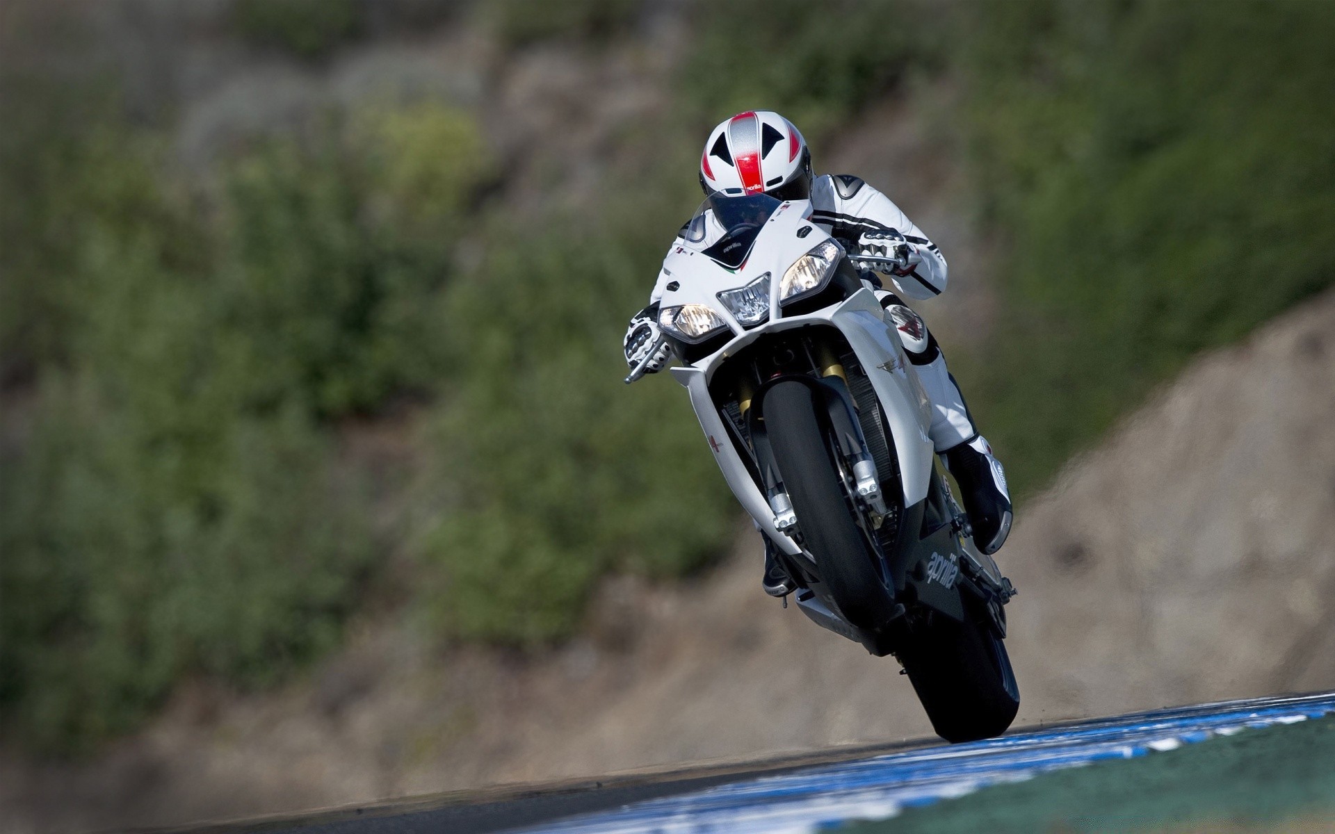 спорт велосипед гонки байкер конкурс шолом дія гонщик автомобіль поспішайте колеса пригоди велосипедист слід їздити на відкритому повітрі спорт один