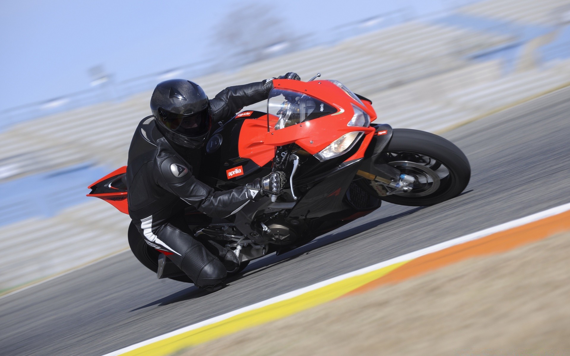 спорт гонки поспішайте швидко трек диск автомобіль чемпіонат дія схема конкурс машина транспортна система водій потужність автомобіль розмитість гонщик автомобільний спорт