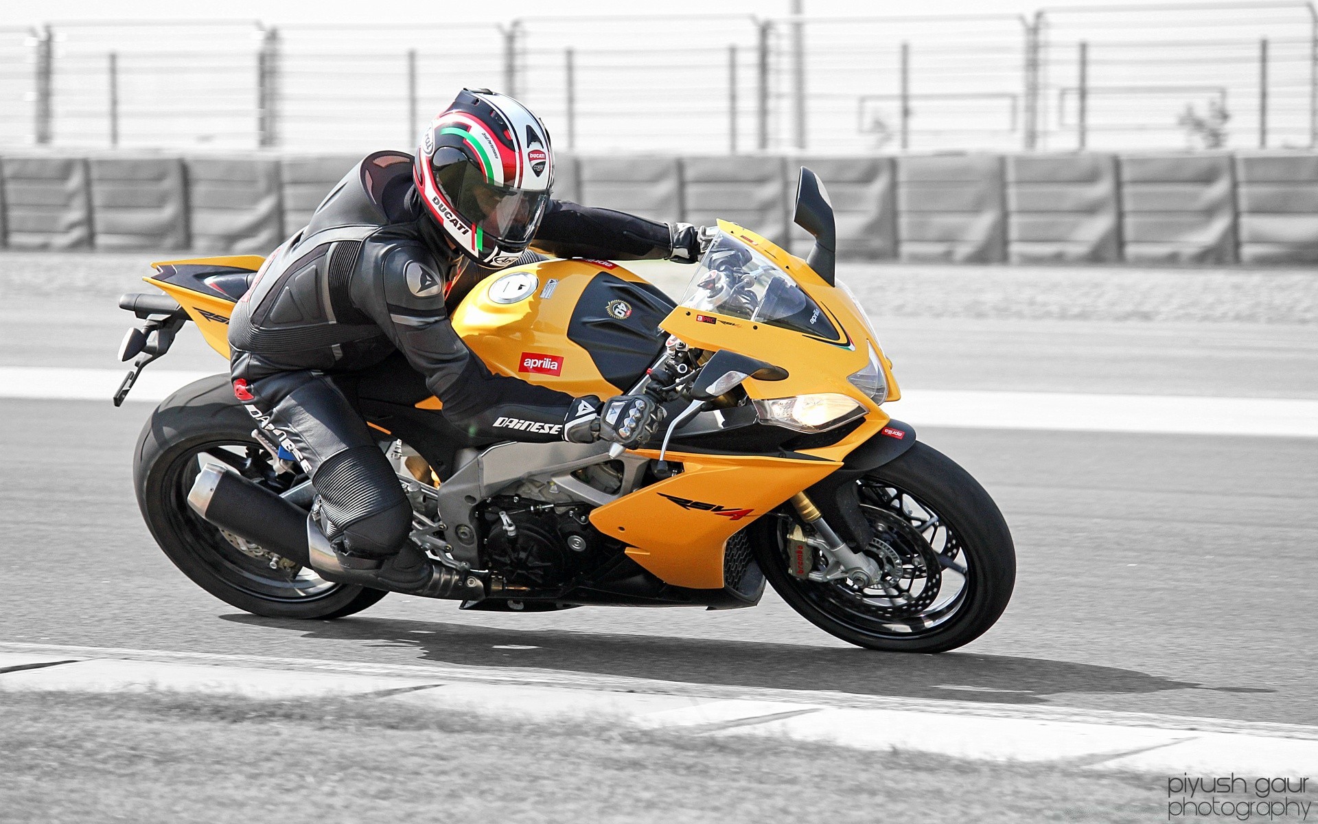 спорт гонки трек велосипед поспішайте швидко диск водій турнір машина гонщик схема потужність кайф престиж автомобіль чемпіонат коло автошини при зіграність