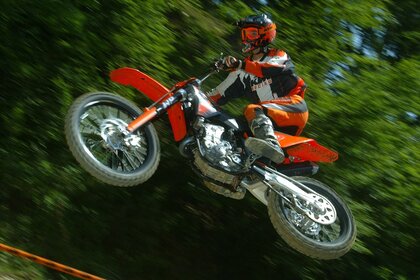 Екстримальний стрибок на мотоциклі в екіпіровці